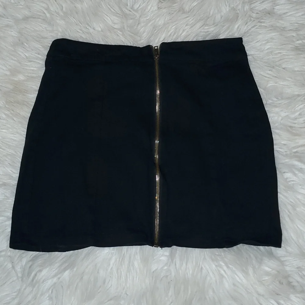 Forever 21 Black Full-Zip Skirt – Size Medium